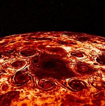 Na fotografii z kosmické sondy NASA Juno je cyklona na Jupiterově severním pólu lemovaná osmi menšími víry. Barvy připomínající lávu ve skutečnosti reprezentují nízké teploty. Žluté mraky mají pouhých −13 °C, a tmavě červené mraky dokonce −118 °C.