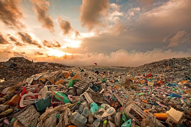 Jen v Evropské unii se každý rok vyrobí 25,8 milionů tun plastů, z nichž 70 % jde na skládky nebo do spaloven.