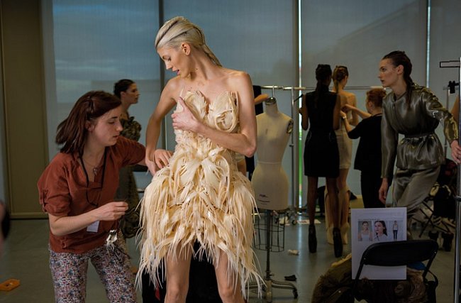 Modelka Devon Windsorová se připravuje vyjít na předváděcí molo při přehlídce Ready to Wear v pařížském Cité de la Mode et du Design. Její oděv, na kterém spolupracovala módní návrhářka s architektkou, byl vyroben na 3D tiskárně.