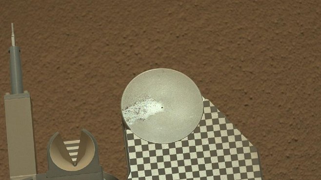 Curiosity se na Marsu dostalo k záhadným skvrnám. Je to plast?