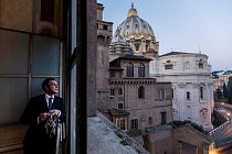 Giovanni Crea otevírá během své směny začínající v 5:30 okno Vatikánského muzea. „Každé ráno, když vstoupím do Sixtinské kaple, zaplaví mne vlna emocí. Mám klíče, obrazně řečeno, k historii křesťanství – jak ke křesťanské historii, tak k historii umění."