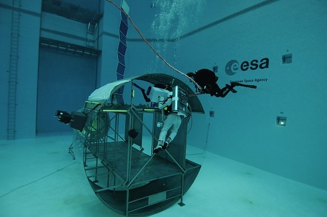 Kosmonaut Alexander Gerst v Evropské vesmírné agentuře (ESA) trénuje chůzi ve vesmíru.