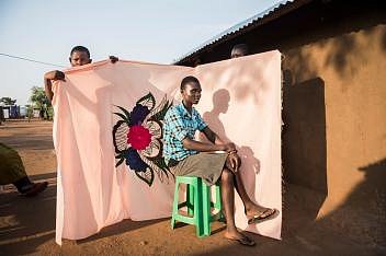 Irene Soniová pózuje před milayou neboli prostěradlem – jednou z mála věcí, kterou se její matce podařilo vzít, když utíkaly z Jižního Súdánu do Ugandy.