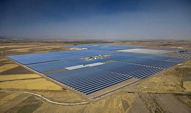 Nejmodernější solární elektrárna světa je velká jako 70 fotbalových hřišť