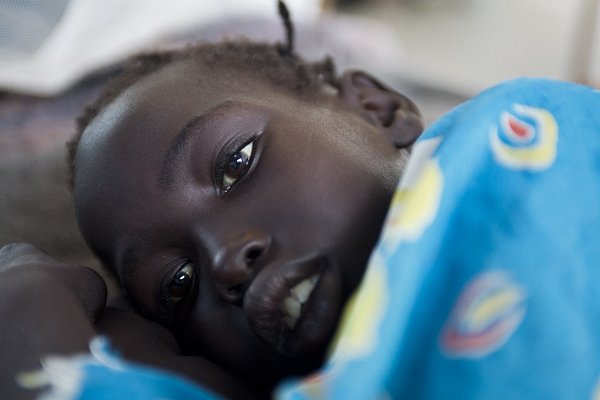 Banuna se v nemocnici Lékařů bez hranic v táboře Doro právě probrala z pětidenního kómatu způsobeného malárií. Její zotavení bylo malým zázrakem. 