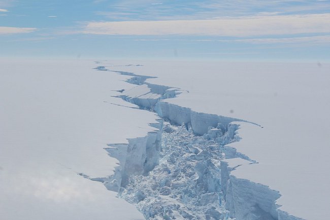 Odlomení ledovce Larsen C v souvislosti s oteplováním potvrdily i snímky z družice.