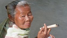 Barmské milovnice tabáku kouří i dřevo, hedvábí nebo bavlnu