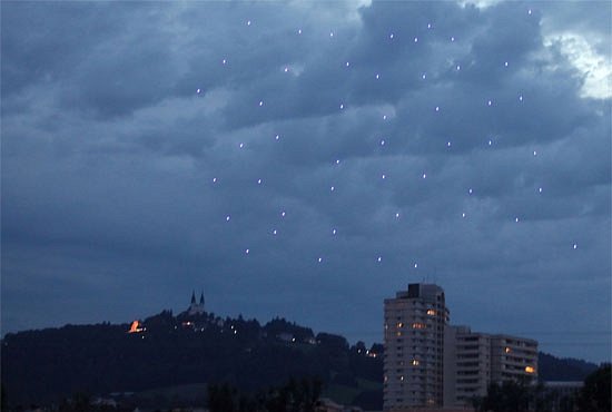 VIDEO: 49 létajících robotů víří ve vzdušném tanci. Armády si už mnou ruce