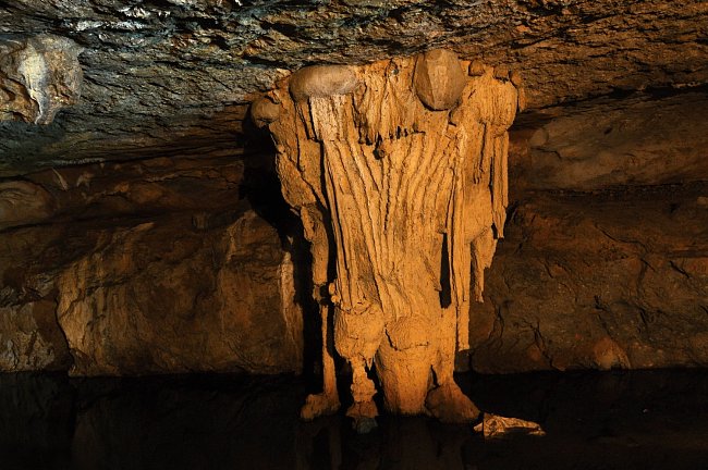 Hladce otesaný strop jeskyně napovídá, že tato prostora byla v minulosti intenzivně využívána. Překážející stalaktity byly odstraněny, nic nemělo překážet výrobnímu nebo vojenskému provozu. Ponechán b
