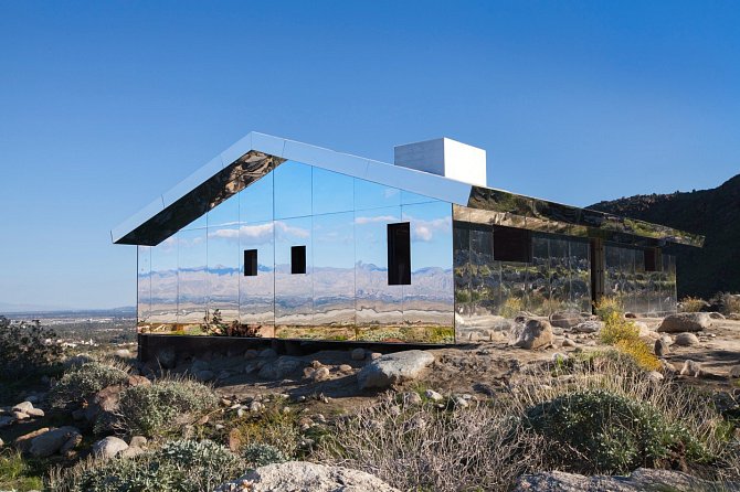 Zrcadlový dům působí jako obrácený kaleidoskop a odráží krásu okolní přírody.