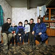 Lebeděv (24), Darina (7), Denys (9), Karyna (12) a Viktor (23) s babičkou Zinaidou v jejím domě. O týden dřívě vypukl u nich doma požár. Matka zachránila děti a vrátila se pomoci manželovi a své matce. Strop nevydržel a zřítil se. Všichni tři uhořeli.