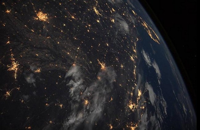 Kosmonaut NASA Mark Vande Hei zachytil noční pohled na jihovýchodní část USA z Mezinárodní vesmírné stanice 402 km od Země. Velké městské oblasti regionu, od Little Rocku v Arkansasu (vlevo) až po floridské pobřeží (nahoře vpravo), svítí oranžově.