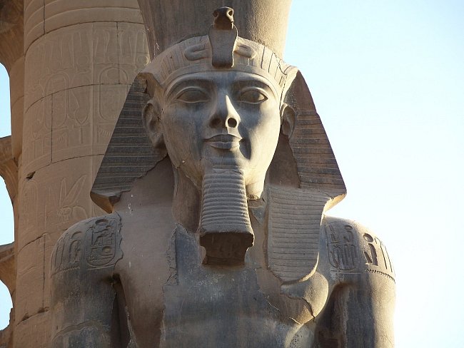 Jeden z mnoha kolosů Ramesse II. v Egyptě