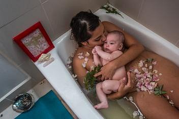Laura Sermeñová oslavuje konec své cuaranteny – 40denního období po porodu. Tradice rozšířená po celé Latinské Americe vyžaduje, aby novopečené maminky odpočívaly v péči svých příbuzných. Období končí bylinnou koupelí matky s dítětem a masáží.