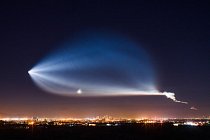 Zářící mlha nad arizonským Phoenixem má naprosto přirozené vysvětlení: jde o spaliny z rakety SpaceX, která odstartovala z Kalifornie.