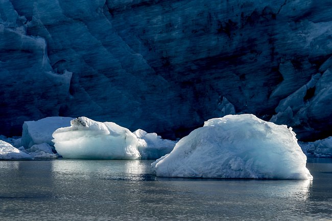 Plovoucí kry ledu na řece Akuliarusiarsuup Kuua.