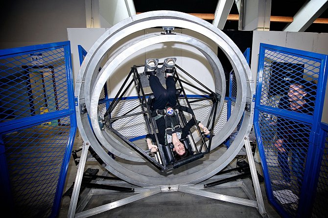 Zařízení nazvané Multi-Axis Trainer umožňuje rotaci ve všech osách. Slouží k prověření i zocelení ústrojí rovnováhy, které se v podmínkách kosmického letu v mikrogravitaci potýká s četnými svízelemi.