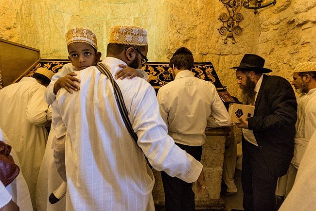 Muslimové z Indie se modlí spolu s Židy u hrobu krále Davida na jeruzalémské Chrámové hoře, na jednom z mála míst v Izraeli, kde se příslušníci těchto dvou náboženství modlí dohromady. Na místě najdete synagogu, mešitu i křižácký kostel.