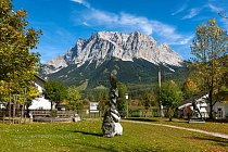 Zugspitze při pohledu z vesnice Ehrwald.