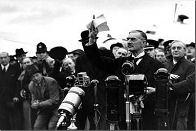  Neville Chamberlain se vrátil z Mnichova a mává nad hlavou s dohodou, která měla zajistit Evropě mír.