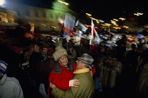 V prvních hodinách roku 1993 zaplnili ulice Bratislavy jásající Slováci, aby oslavili nezávislost, jíž se jim nedostávalo tisíc let. Češi, po desítky let dominantní partner v manželství z rozumu, přij