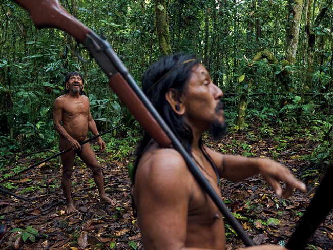 Minihua Huani (vlevo) a Omayuhue Baihua, vyzbrojení oštěpem, foukačkou a mačetou, pátrají po zvířatech u waoraniské vesnice Boanamo. Vesničanům je dovoleno lovit v parku, který je jejich územím zděděn