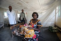 Ve zdravotním středisku Kakemenge, které Člověk v tísni s pomocí financí od ECHO opravil a vybavil léky, měsíčně porodí kolem 25 žen. Na chod zdravotnického zařízení dohlíží ředitel Masumbuko Mupasula