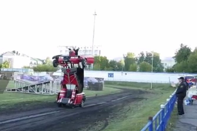 Transformer se předvedl během přehlídky v ruském městě Orjol.