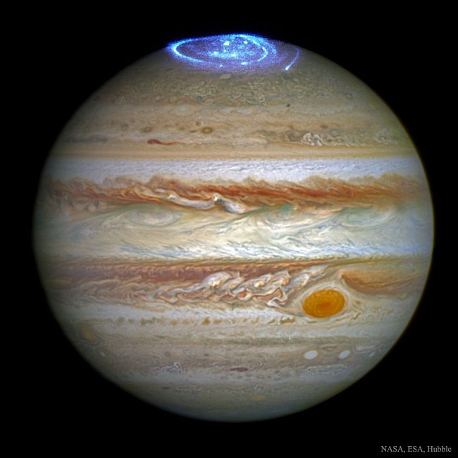 Podobně jako Země se i plynný obr Jupiter pyšní krásou polární záře. Tato byla obzvláště silná a zachytila ji sonda Juno.