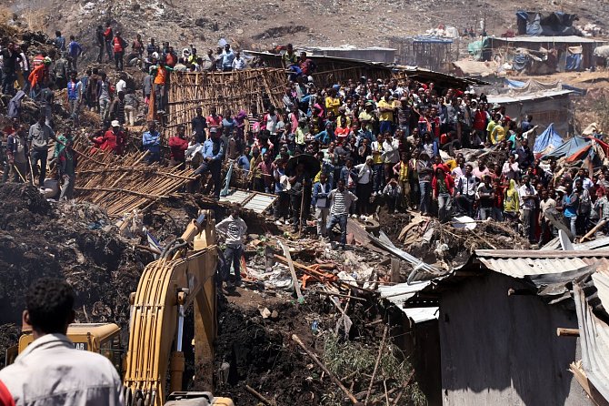 Padesát provizorních obydlí chudých lidí zavalil sesuv skládky na okraji etiopské metropole Addis Abeby. Při neštěstí zemřelo 82 lidí, hlavně ženy a děti. Zoufalí příbuzní doufají, že jejich blízcí, kteří se ještě nenašli, měli štěstí a stále žijí.