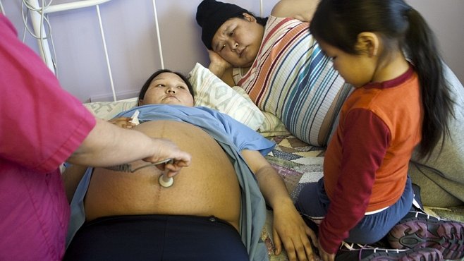 OBRAZEM: Inuité rodí v minus dvaceti. Nejbližší porodnice je čtyři hodiny. Letadlem