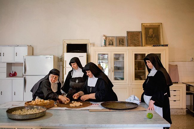 Sestry z řádu Navštívení Panny Marie nedaleko Bejrútu používají těsto z mandlí a cukru k přípravě marcipánových pamlsků, jež se obvykle v Libanonu pojídají kolem Velikonoc. Pro křesťanské řády jsou potraviny často zdrojem příjmů.