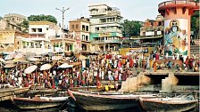 Posvátná Ganga je pro všechny: mrtvoly, nemocné i zdravé. Můžete se i napít...