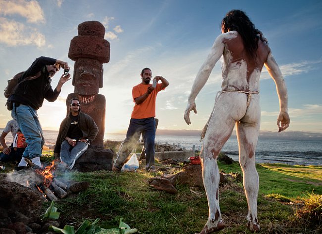 Starobylé sochy jsou na Velikonočním ostrově k vidění běžně. O domorodých tanečnících s pomalovaným tělem to tvrdit nelze. Na ostrově, který patří k Chile, žije asi 2 000 potomků původních polynéských