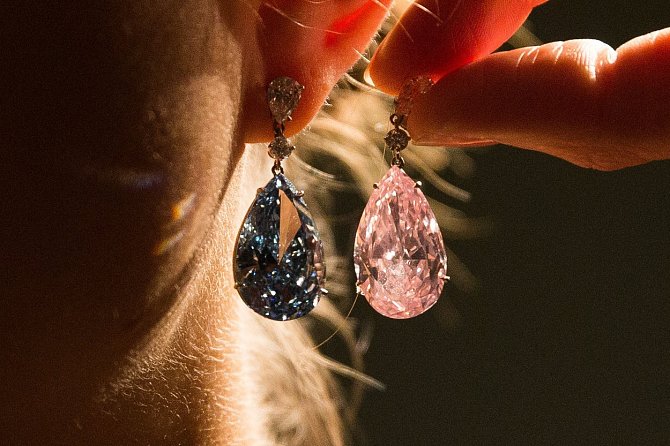 Za rekordních 58 milionů dolarů se v ženevské aukční síni Sotheby's prodaly vzácné diamantové náušnice. Apollo je jasně modrý diamant se 14,5 karáty a Artemis růžový se 16 karáty. Drahokamy, které koupil jeden zájemce, jsou pozoruhodné díky svojí barvě.