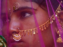 Místní vláda a neziskové organizace se snaží ve vesnici hromadnou svatbou zabránit nucené prostituci místních dívek.