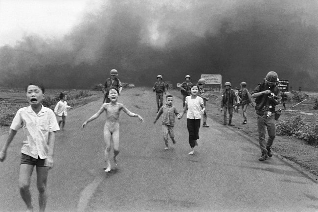 Dívka z Trang Bang, zachycuje nahou devítiletou dívku, popálenou napalmem. Utíká z vesnice, kterou sežehla jihovietnamská jednotka.