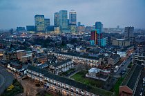 „Londýnský East End je svět sám pro sebe,“ napsal Charles Dickens. Mrakodrapy ve finanční čtvrti Canary Wharf (naproti) stojí v místech doků opuštěných v 60. letech minulého století, kdy se lodní dopr