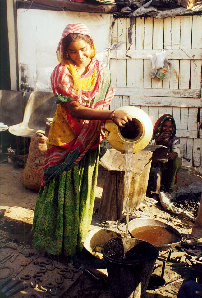 Mladá žena s amforou ze skupiny polokočovných kovářů - Gadulia Lohare, příbuzných současných Romů, Udaipur- Radžastán (Indie), 2002.     