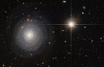 Hubbleův teleskop zachytil galaxii označovanou jako MCG+07-33-027, která leží 300 miliónů světelných let od Země. V tuto chvíli se na ní rodí hvězdy jako o závod!