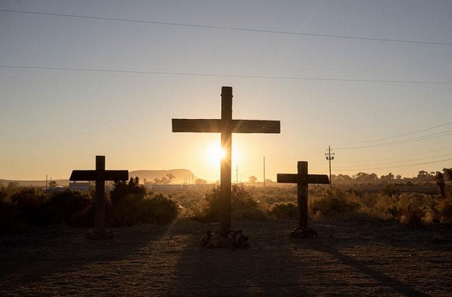 Kříže lemují úsek silnice Route 50 poblíž města Fallon v Nevadě.