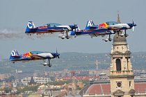 Budapešť a akrobatická skupina Red Bull Flying Bulls