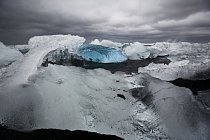 Ledové kry na pláži u laguny Jokulsarlon