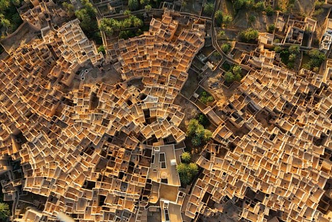 Těsné shluky tradičních domů z vepřovic a palmového dřeva stojí celá staletí v Ghadámisu, městě z předřímské doby v saharské oáze. 