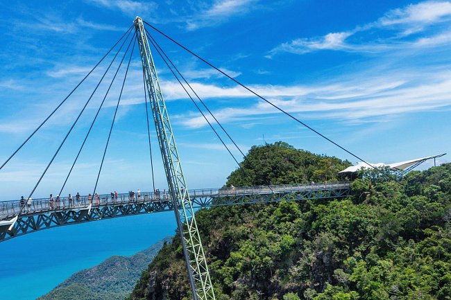 Sky Bridge, ostrov Langkawi, Malajsie: Most pro pěší zavěšený na pylonu vysokém 82 metrů vás provede 125 metrů nad krajinou deštného pralesa.