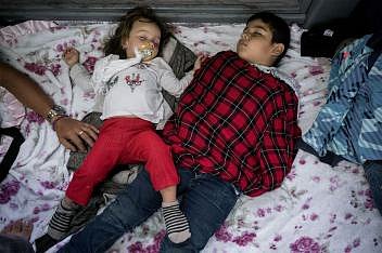 Děti spí u vstupu na Americas Intenational Bridge mezi Mexikem a USA při čekání na vyslyšení jejich žádosti o azyl. Běženci na mostě často čekají několik dnů, než dostanou šanci promluvit o svém případu s americkým úředníkem.