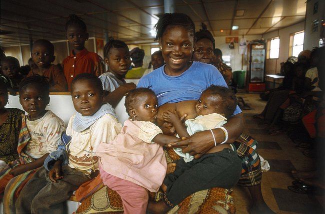 Vracející se uprchlíci připluli z Ghany lodí. 