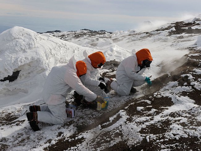Vědci sbírají vzorky. Kteří mikrobi na Mt. Erebus žijí a odkud přišli? Víme, že mikrobi mohou být přeneseni větrem na stovky kilometrů. Může je sem vítr dovát ze sopečných popelů z dalekého severu? Ne
