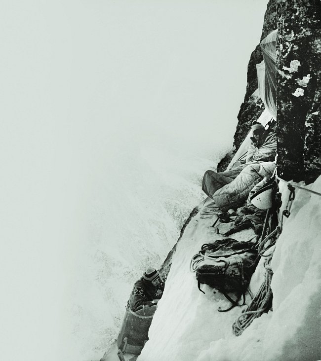 Poslední bivak, 150 metrů pod vrcholem. Výstup na Trollryggen, 1976