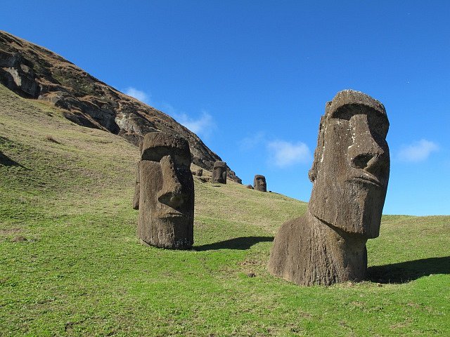 Velké kamenné sochy neboli moai, kterými se Velikonoční ostrov proslavil, byly zhotoveny mezi lety 1250 -1500 našeho letopočtu. Celkem jich na ostrově bylo nalezeno 887.